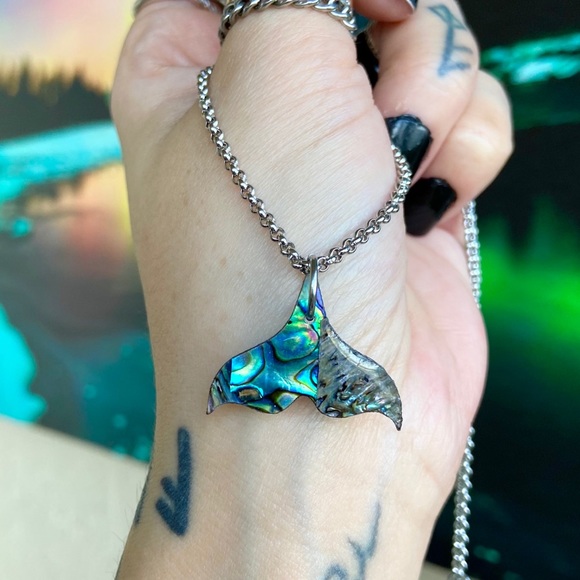 Mermaid abalone jewelry set . Mermaid tail abalone shell earrings + necklace set - Picture 4 of 15